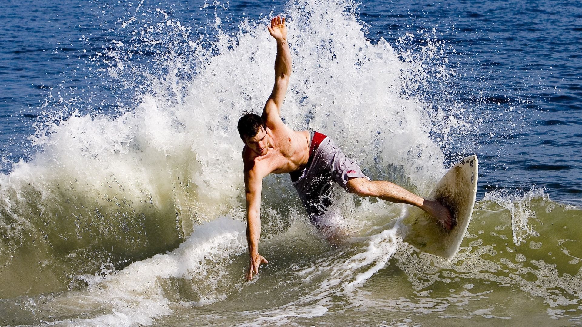 格列兹曼闪耀全场,喀麦隆锋线收割阿尔及利亚